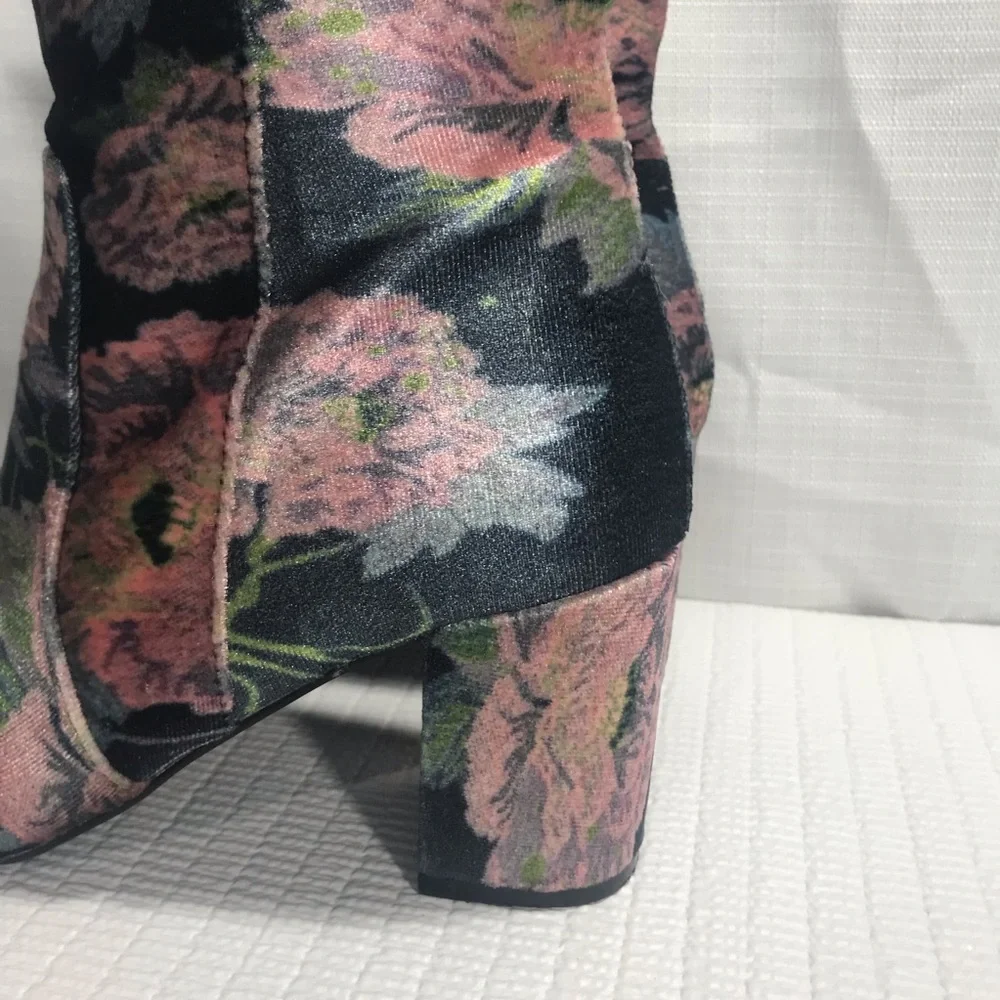 Hippie Laundry Women’s 8 M Dark Blue Rose Floral Velvet Ankle Bootie Boots